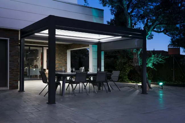 Pergola bioclimatique solaire en aluminium Anémone et intégralement équipée - Miniature 2